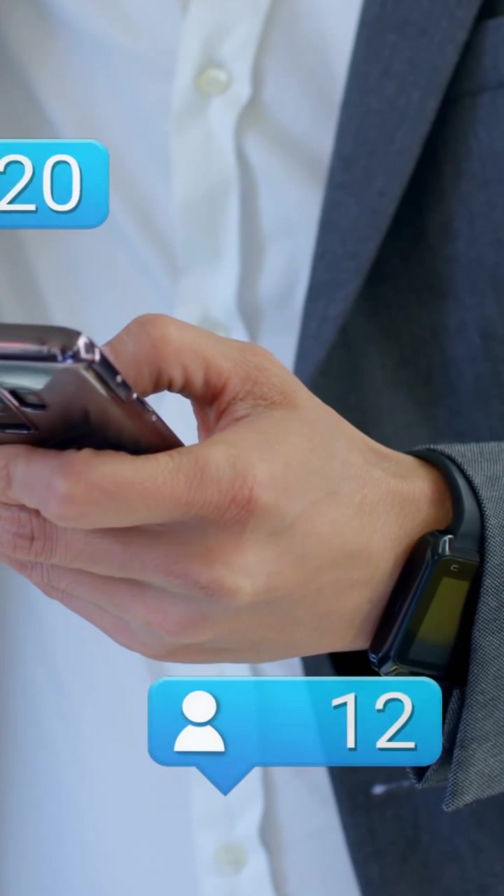 Nuovi avvisi in arrivo, uomo che tiene il telefono, tocca e scorre mentre bolle blu appaiono mostrando l'engagement