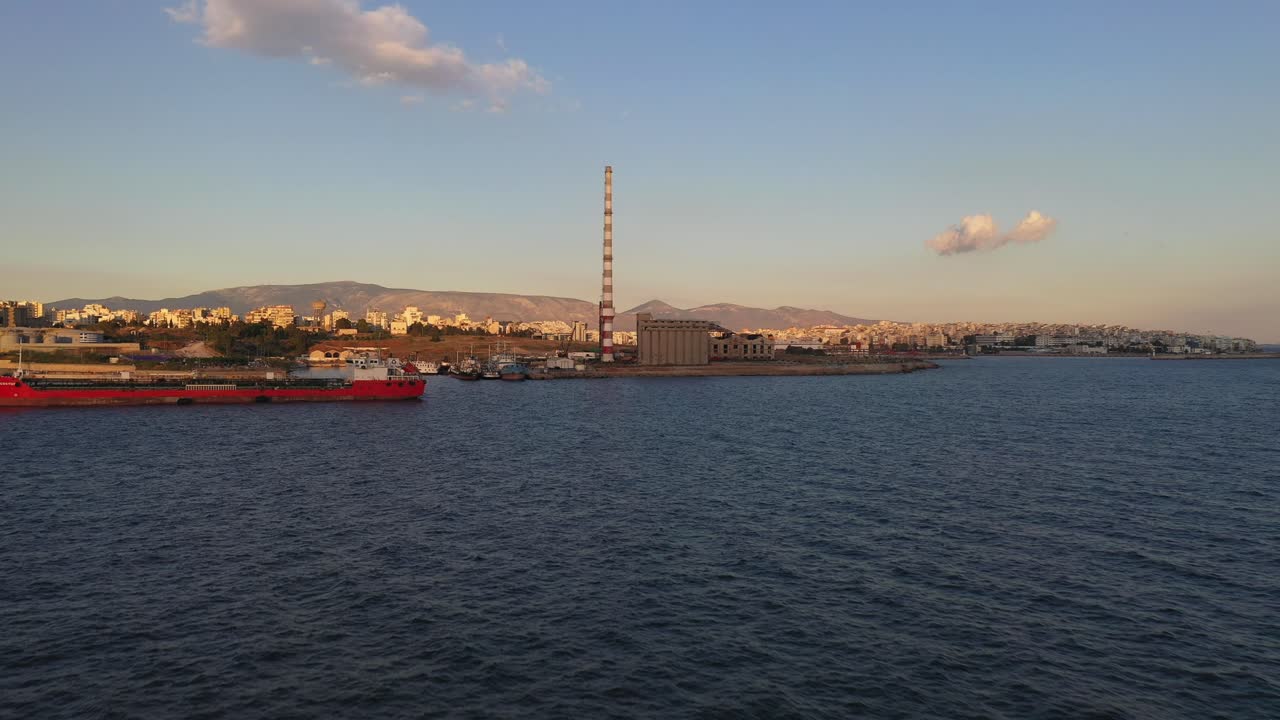 공중 - 바다 위의 drapetsona를 향해 비행