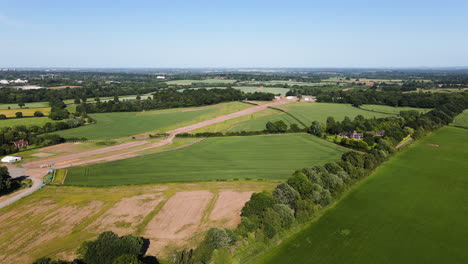 paisaje de hermoso campo inglés verde y agradable con árboles y campos en un día soleado