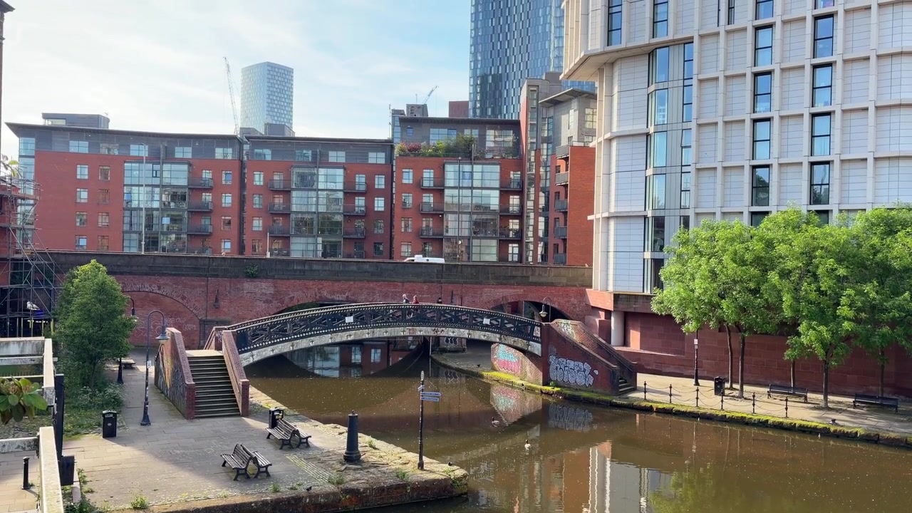 Manchester, Englanti, kanavasilta punatiilirakennuksineen ja moderneine asuntoineen.