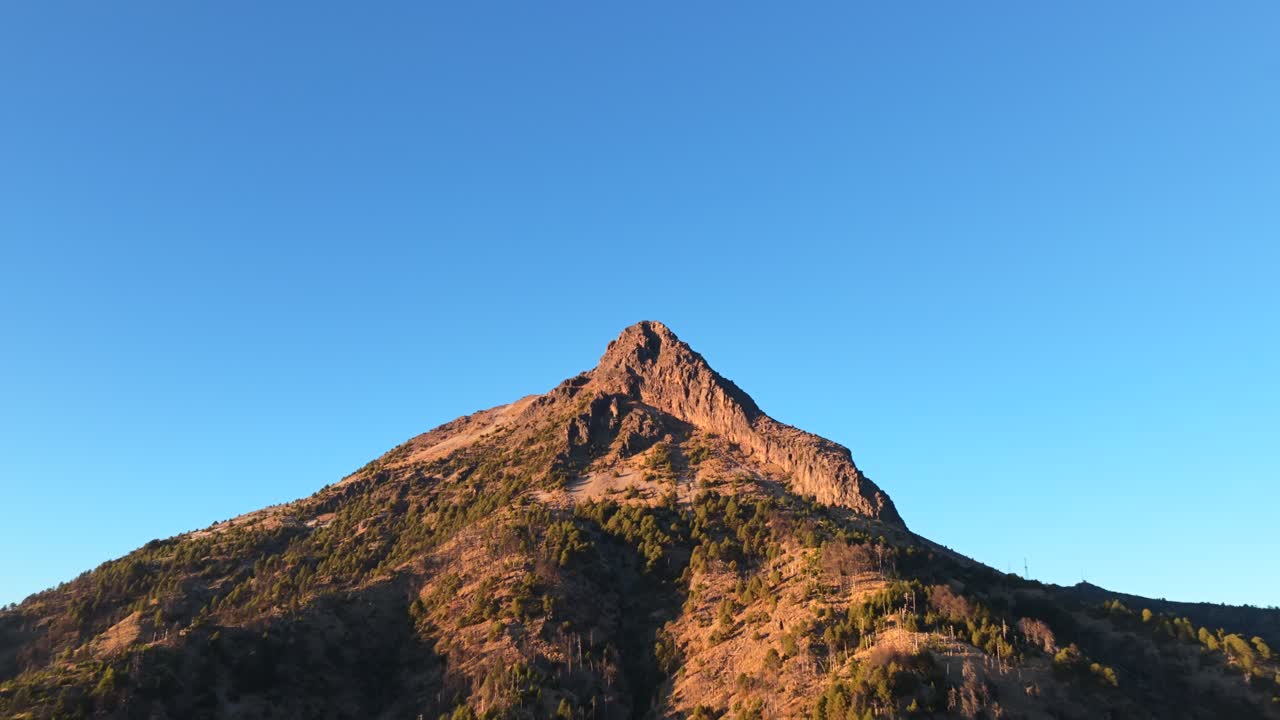 Nevado de Colima, Jalisco y Colima, México - Una montaña volcánica que se eleva majestuosamente con sus laderas escarpadas y base boscosa - Toma aérea de alejamiento