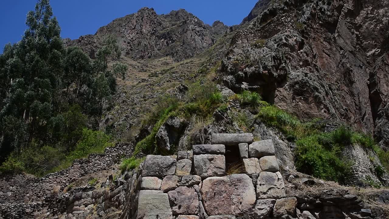 toma estática del área de entrada a las ruinas de ollantaytambo en el valle sagrado de los incas - cuzco