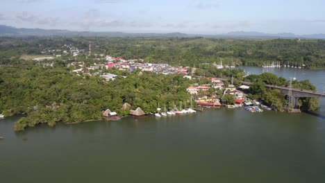 ponte sul fiume río dulce in guatemala con la costa del río dulce e il molo municipale