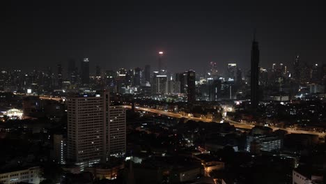 Un-Lapso-De-Tiempo-Nocturno-De-Tarjetas-Conduciendo-Por-Una-Bulliciosa-Autopista-En-Bangkok,-Tailandia