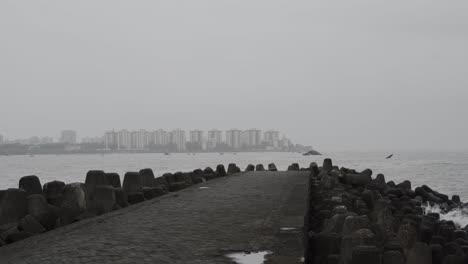 Olas-Marinas-Salpicando-Los-Tetrápodos-De-Hormigón-Alrededor-Del-Embarcadero-En-La-Playa-En-Mumbai,-India-A-Lo-Largo-De-Marine-Drive