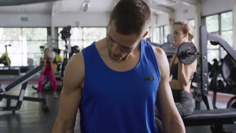 Hombre-Atlético-Caucásico-Entrenando-En-Un-Gimnasio.