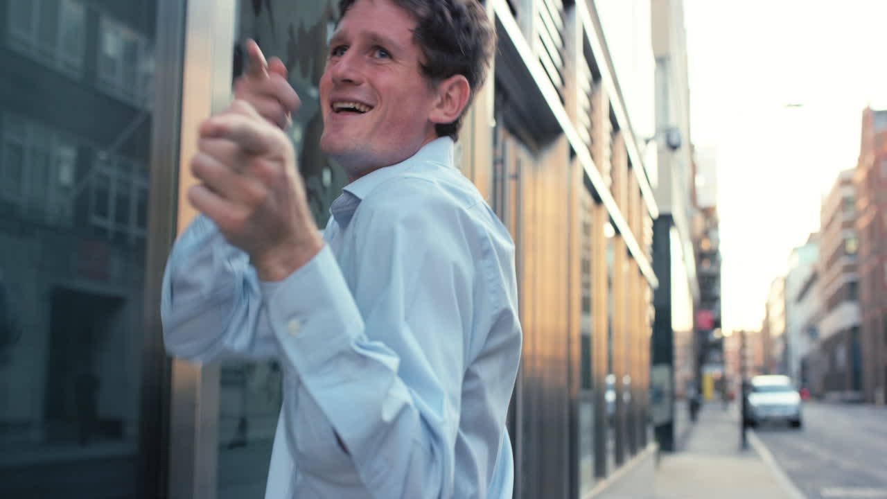 contemporáneo funky hombre de negocios caucásico bailarín de calle bailando freestyle en la ciudad