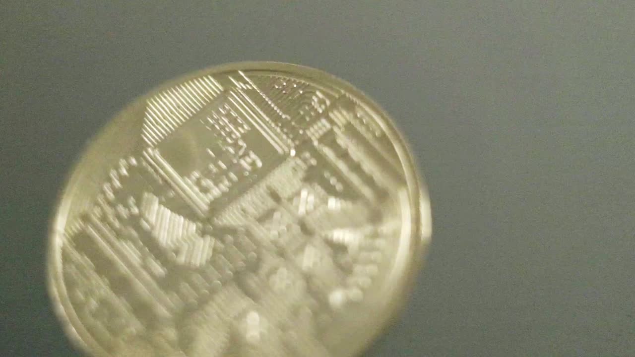 moneda criptográfica moneda de oro girando de cerca en cámara lenta