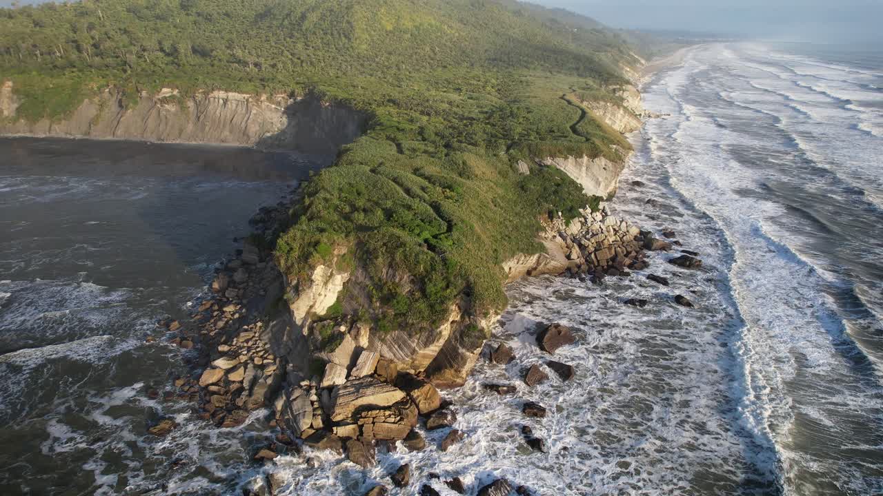 Point Elizabeth Lookout In New Zealand - Rugged Coastline With Crashing Waves, Rocky Cliffs, And Vegetation. aerial orbiting shot