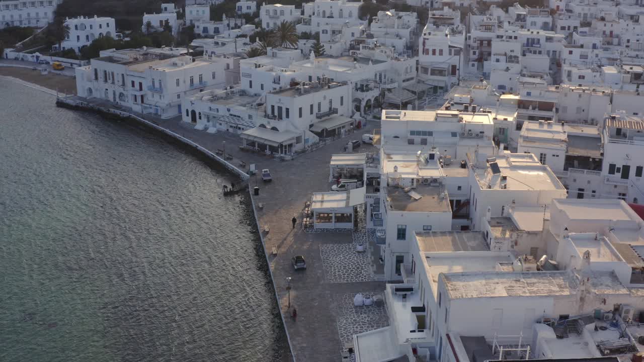 tráfico matutino en la ciudad de mykonos en grecia