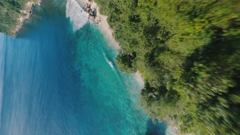 Espectáculo-De-Drones-Fpv-En-Cámara-Lenta-Vertical-De-La-Playa-Tropical-De-Suwehan-En-Bali