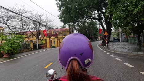 motociclista con casco navegando por el tráfico de la ciudad