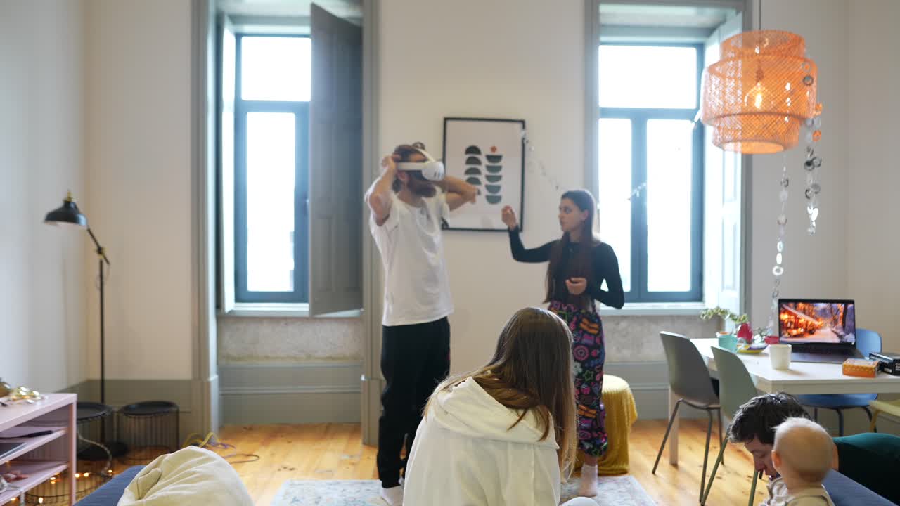 가족은 집에서 vr 경험을 즐기고 있습니다.