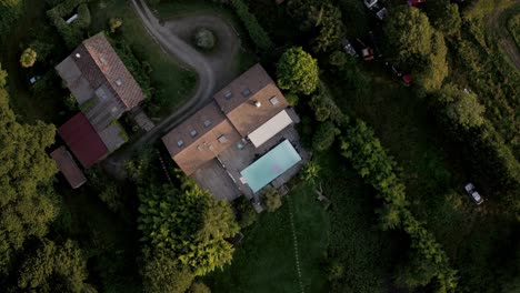 Imágenes-De-Dji-Mavic-2-Pro-De-Villa-En-El-Sur-De-Francia-Con-Piscina-Y-Gran-Jardín-En-Una-Increíble-Hora-Dorada