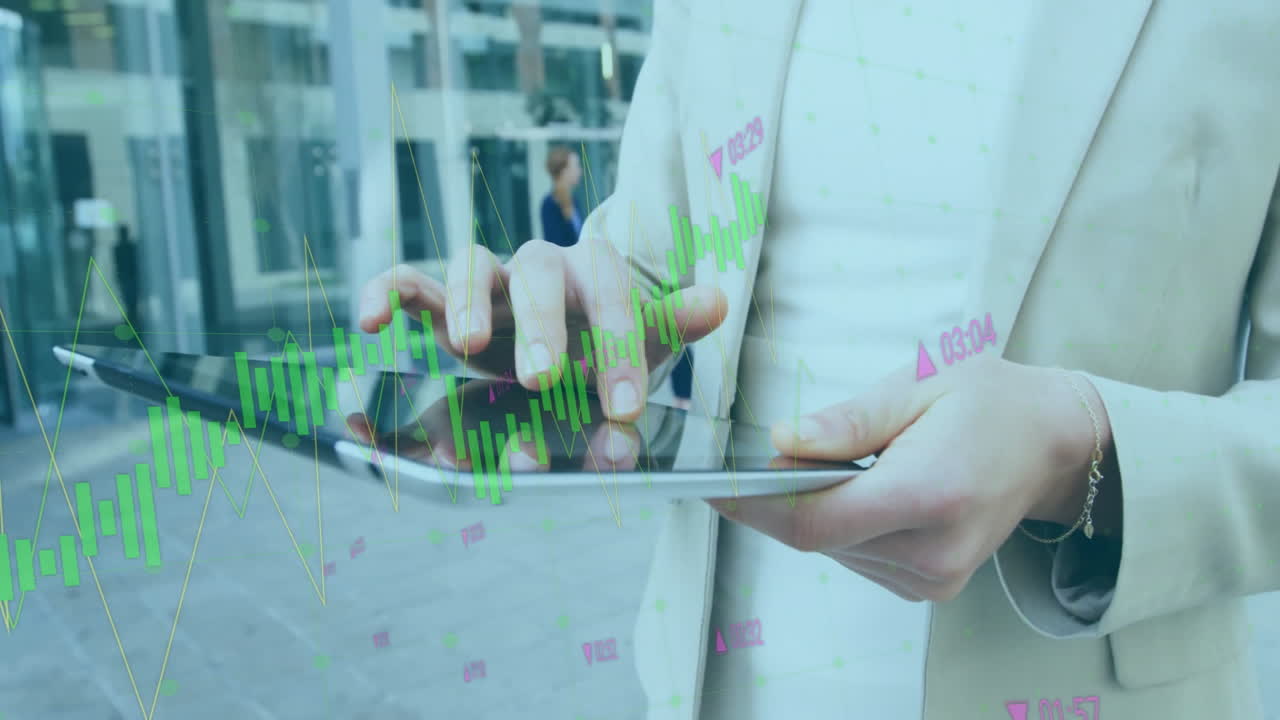 animación de procesamiento de datos y diagramas sobre hombre caucásico usando tableta