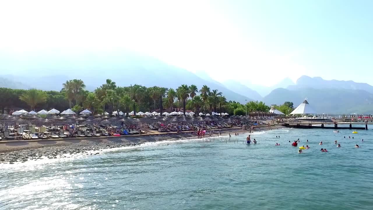 Bellissima spiaggia a Beldibi con una montagna sullo sfondo.