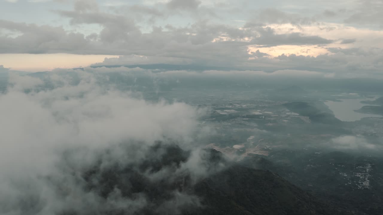 antena de drones volando alto sobre las nubes, vista del paisaje del lago amatitlán de guatemala