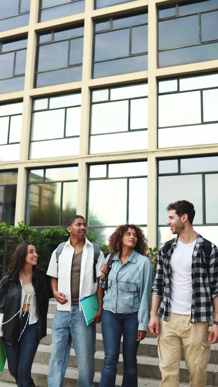 Gruppo eterogeneo di studenti universitari che camminano e parlano nel campus