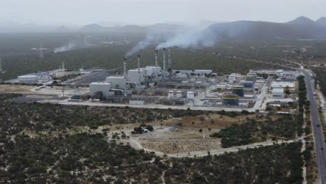 central eléctrica a gas rodeada de desierto y montañas en baja, méxico