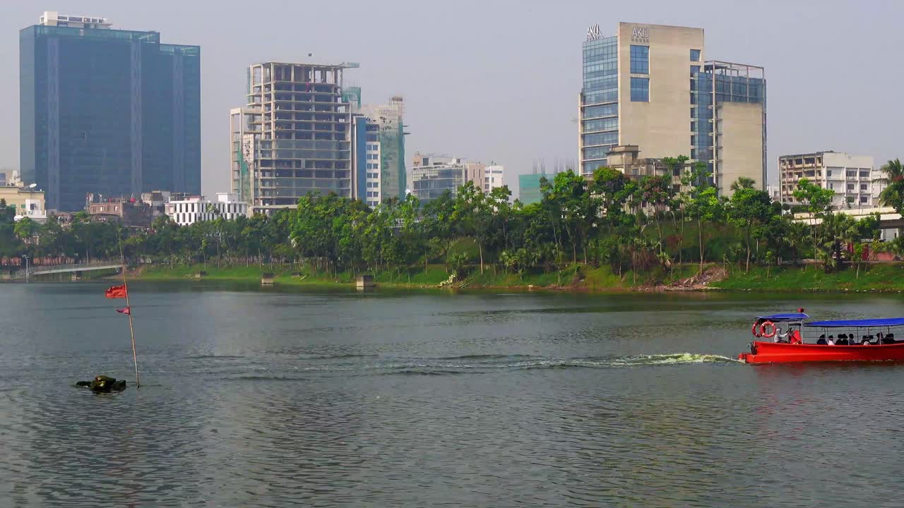 paisaje urbano con barco en el lago