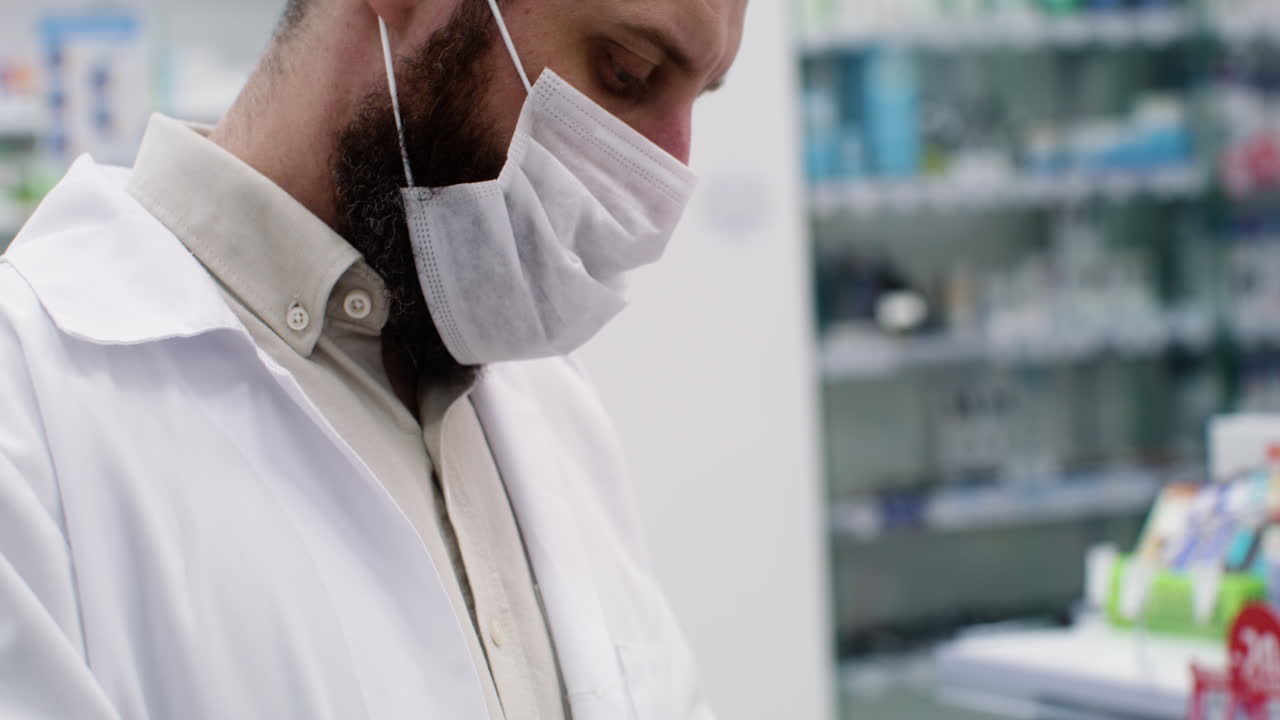 hombre maduro, escribiendo en un portapapeles