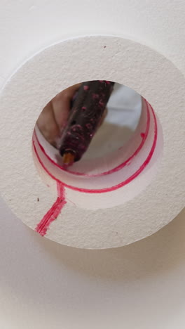 primer plano de un rollo de espuma de poliestireno con marca roja, mano en movimiento
