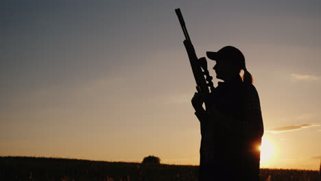 Una-Mujer-Con-Una-Pistola-Cruza-El-Campo-Al-Comienzo-De-La-Temporada-De-Caza.