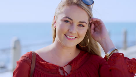 Strand,-Glücklich-Und-Gesicht-Einer-Frau-Allein-Im-Urlaub