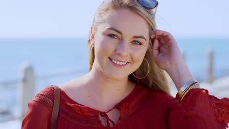 playa, feliz y cara de mujer de vacaciones sola