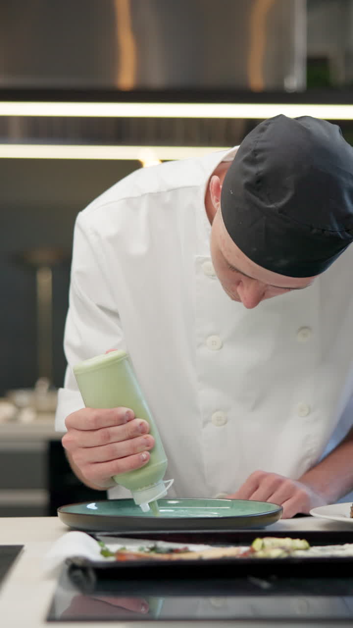 chef preparando la comida