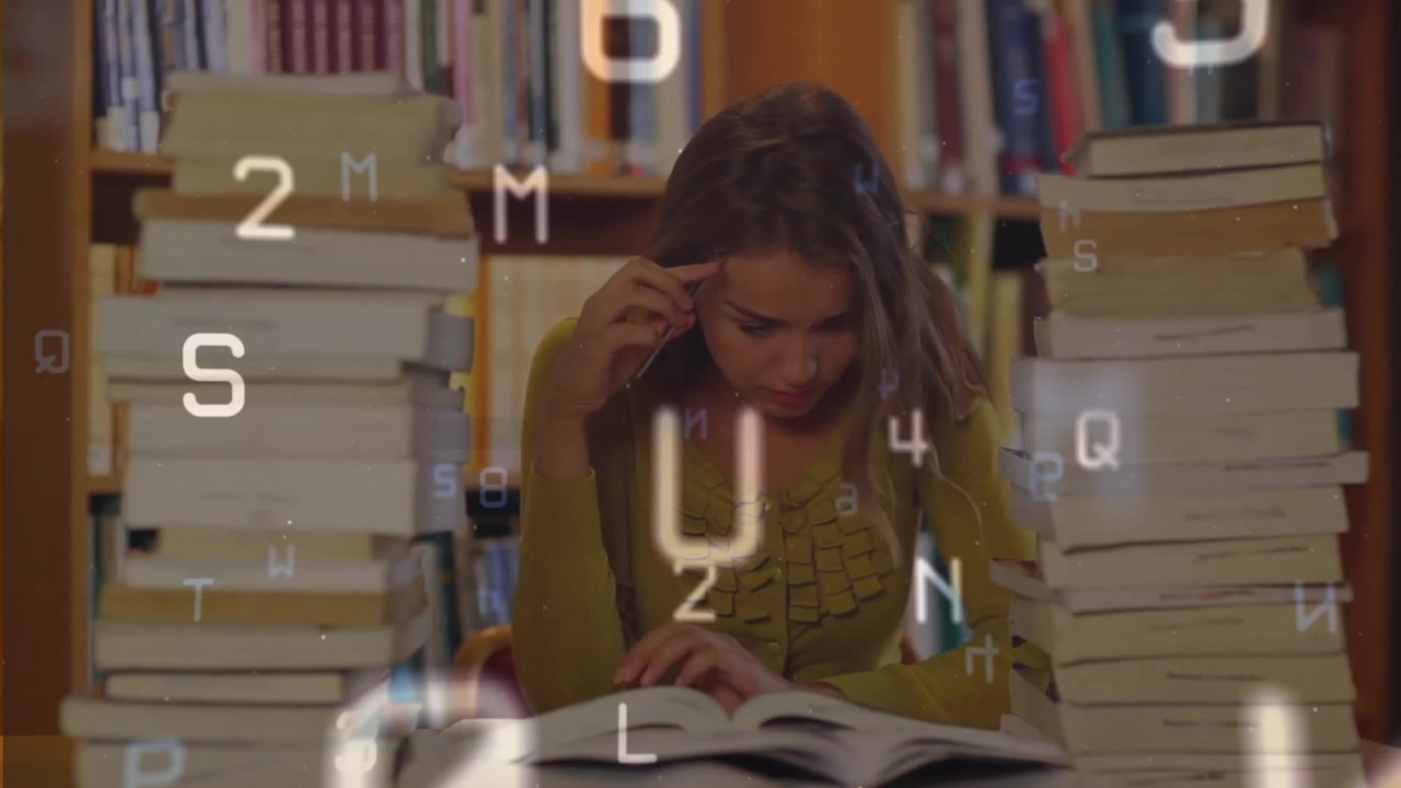 Beim Öffnen eines Buches liest ein Student in einer Bibliothek für Bildungszwecke, während alphanumerische Zeichen schweben.