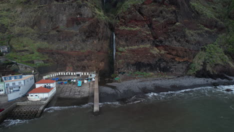 Fantástica-Toma-Aérea-Sobre-La-Cascada-De-Paul-Do-Mar-En-La-Ciudad-Del-Mismo-Nombre