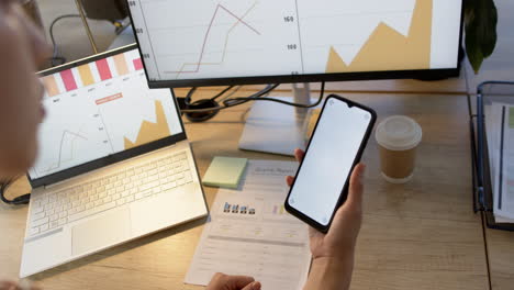 Mujer-De-Negocios-Asiática-Usando-Un-Teléfono-Inteligente-Con-Pantalla-En-Blanco-En-La-Oficina,-Cámara-Lenta,-Espacio-Para-Copiar