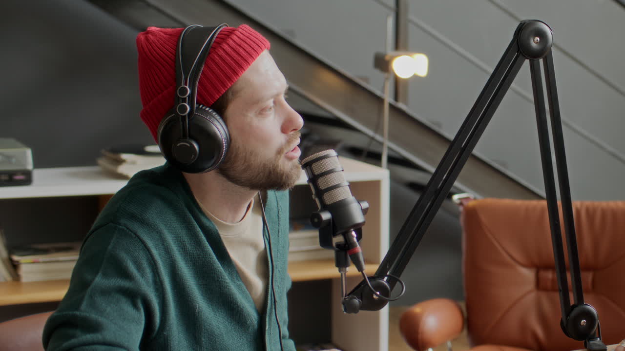 Bloger mówiący do mikrofonu, nagrywający odcinek podcastu lub wywiad