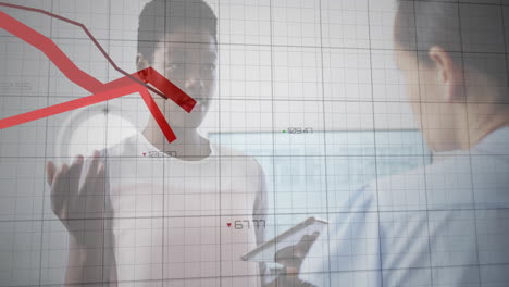 animación de líneas rojas y procesamiento de datos financieros sobre diversas personas de negocios en la oficina