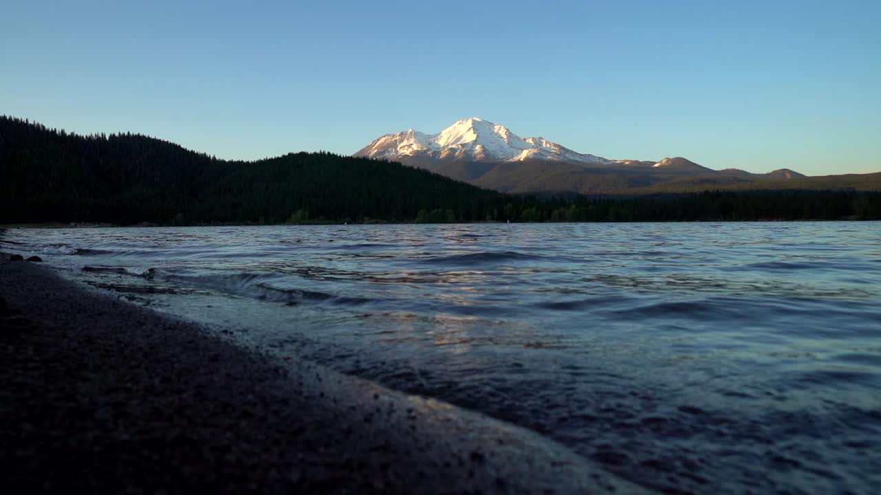 imágenes en cámara lenta de la vista del monte shasta desde el lago siskiyou