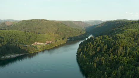 Clackamas-fluss-Mit-Grünem-Wald-Während-Eines-Sonnenuntergangs