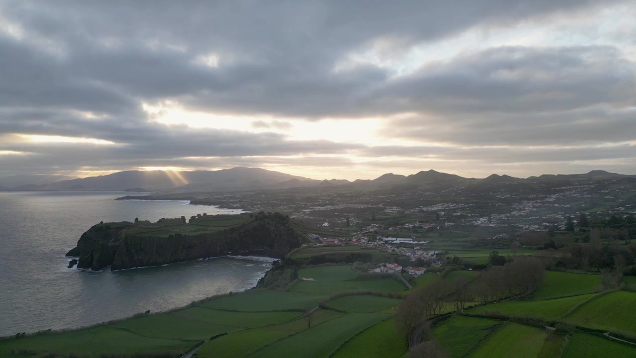 Arcipelago delle Azzorre, isola di São Miguel, Ponta Delgada, tramonto, drone aereo.