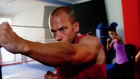 boxeadores practicando en el ring de boxeo