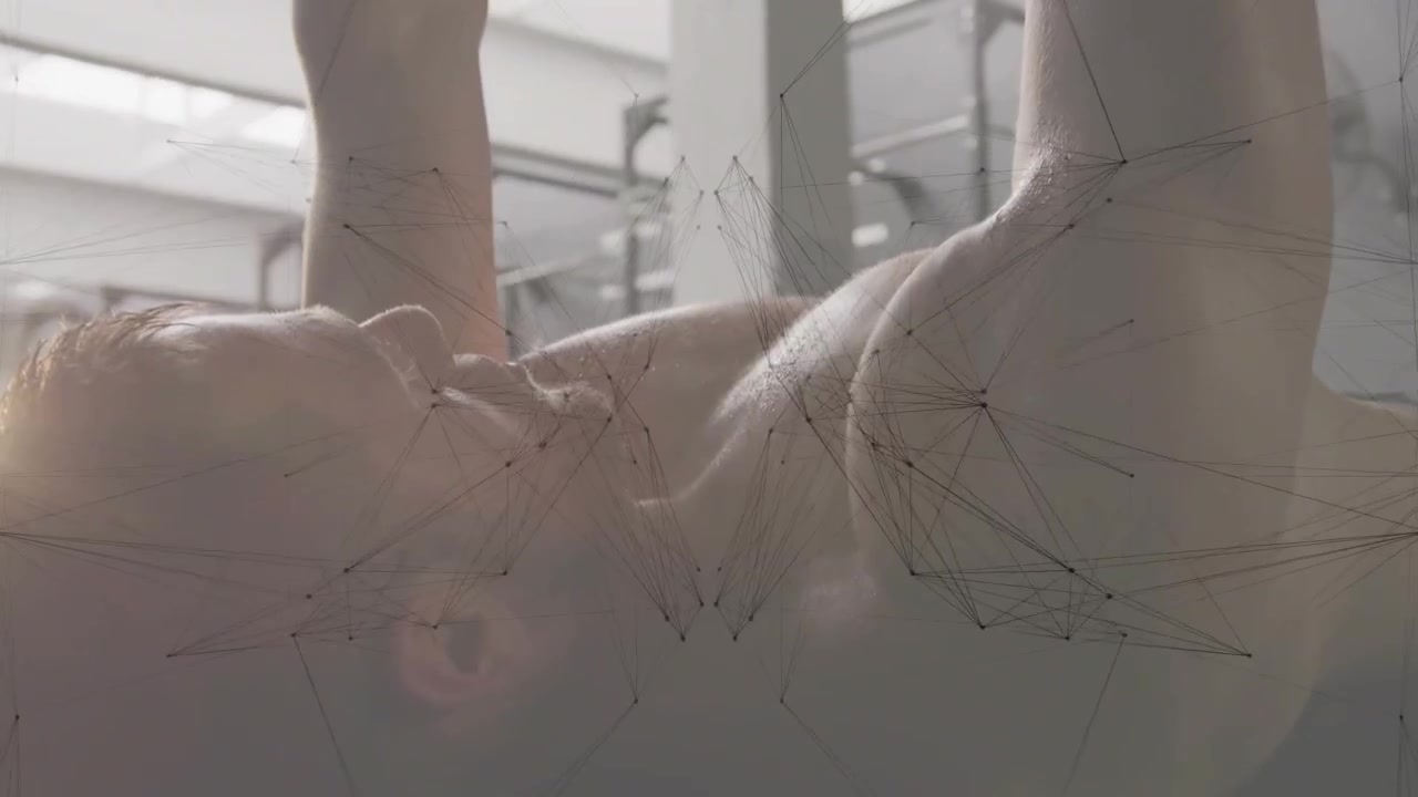 Video verticale: Uomo che solleva pesi su panca, con una sovrapposizione a rete che si espande sul petto per il fitness.