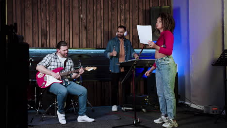 grupo musical en el estudio