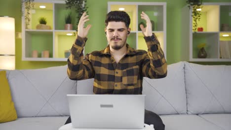 el hombre que escucha música entre trabajos se relaja.
