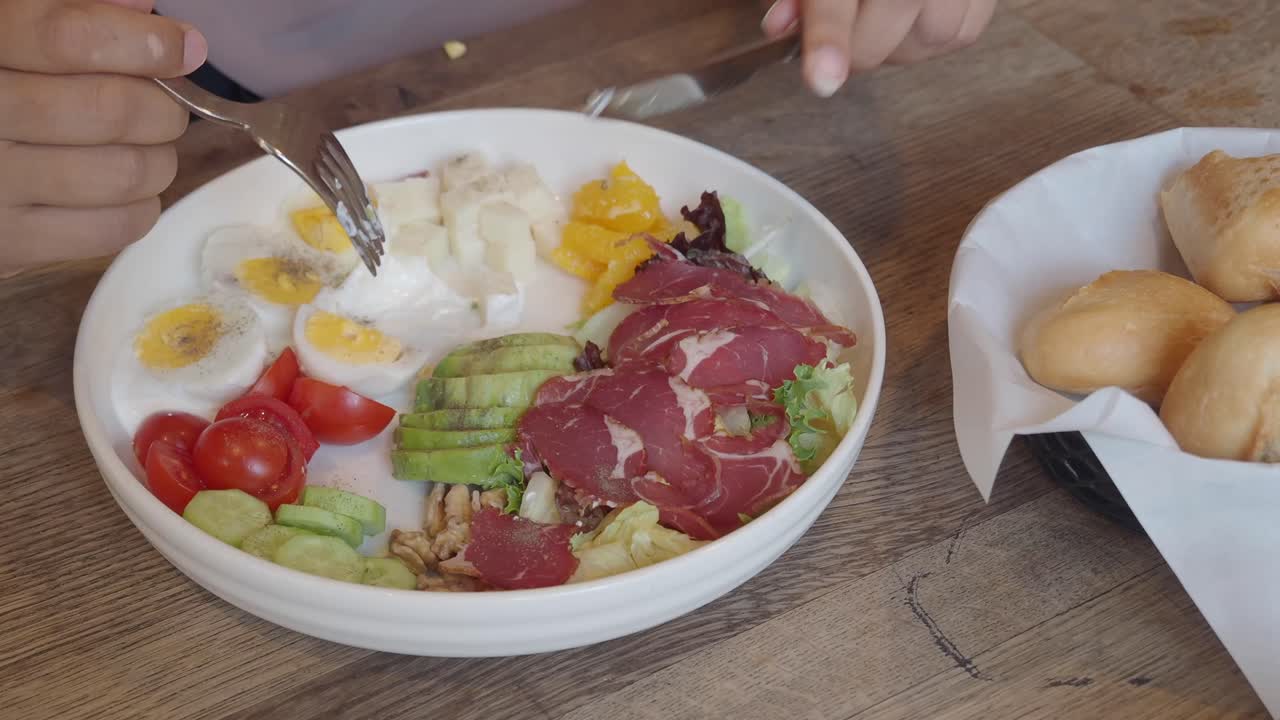 Salada com carne e legumes