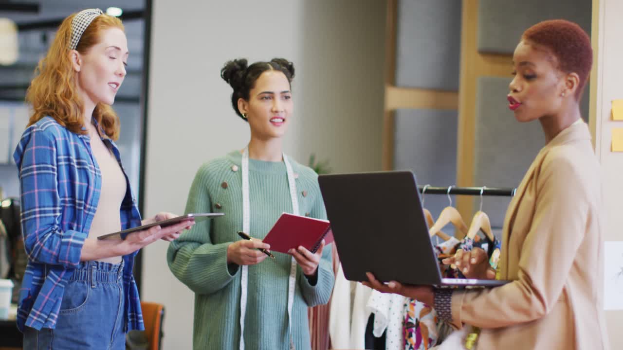 personas de negocios felices discutiendo el trabajo con tabletas en la oficina