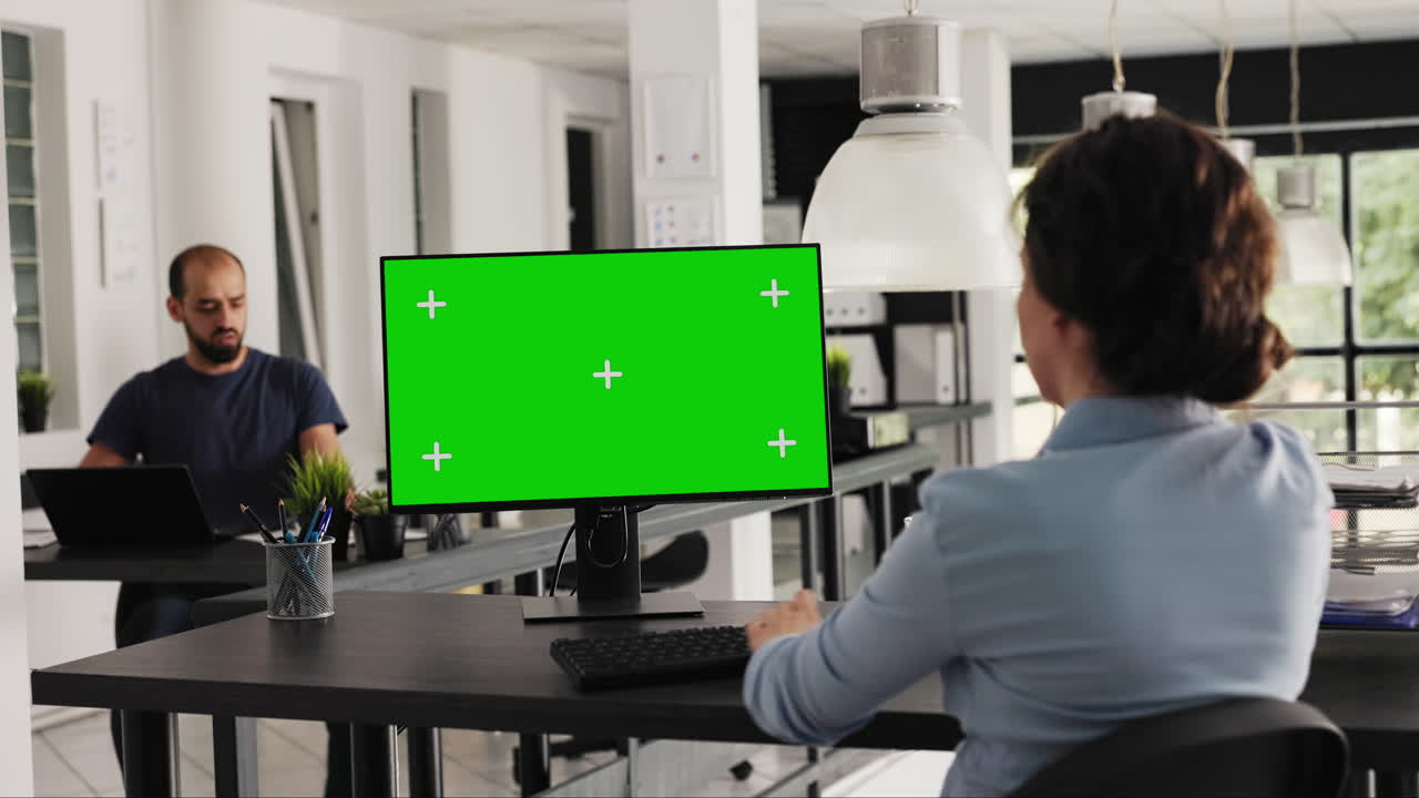 el analista comprueba el escritorio de pantalla verde