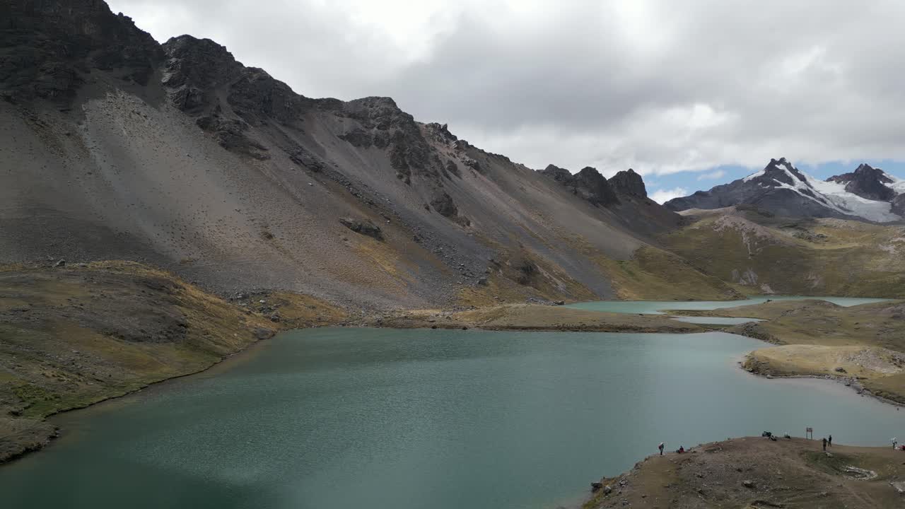 Maestoso ghiacciaio e lago delle Ande, panorama aereo dei Sette Laghi di Ausangate, Perù