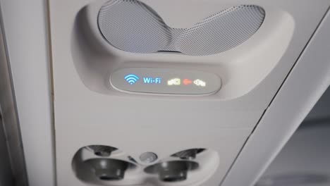 panel sobre las cabezas de los pasajeros en un avión o autobús control de ventilación y insignia wi-fi