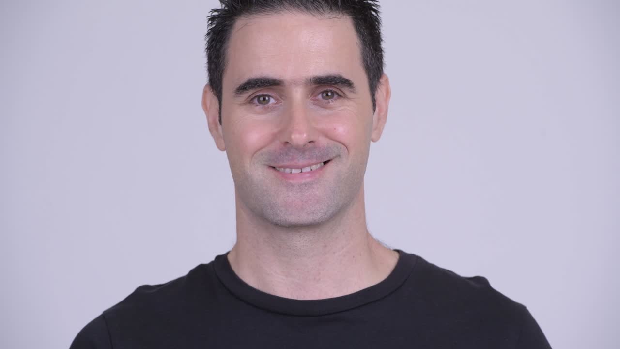 el rostro de un hombre feliz y guapo