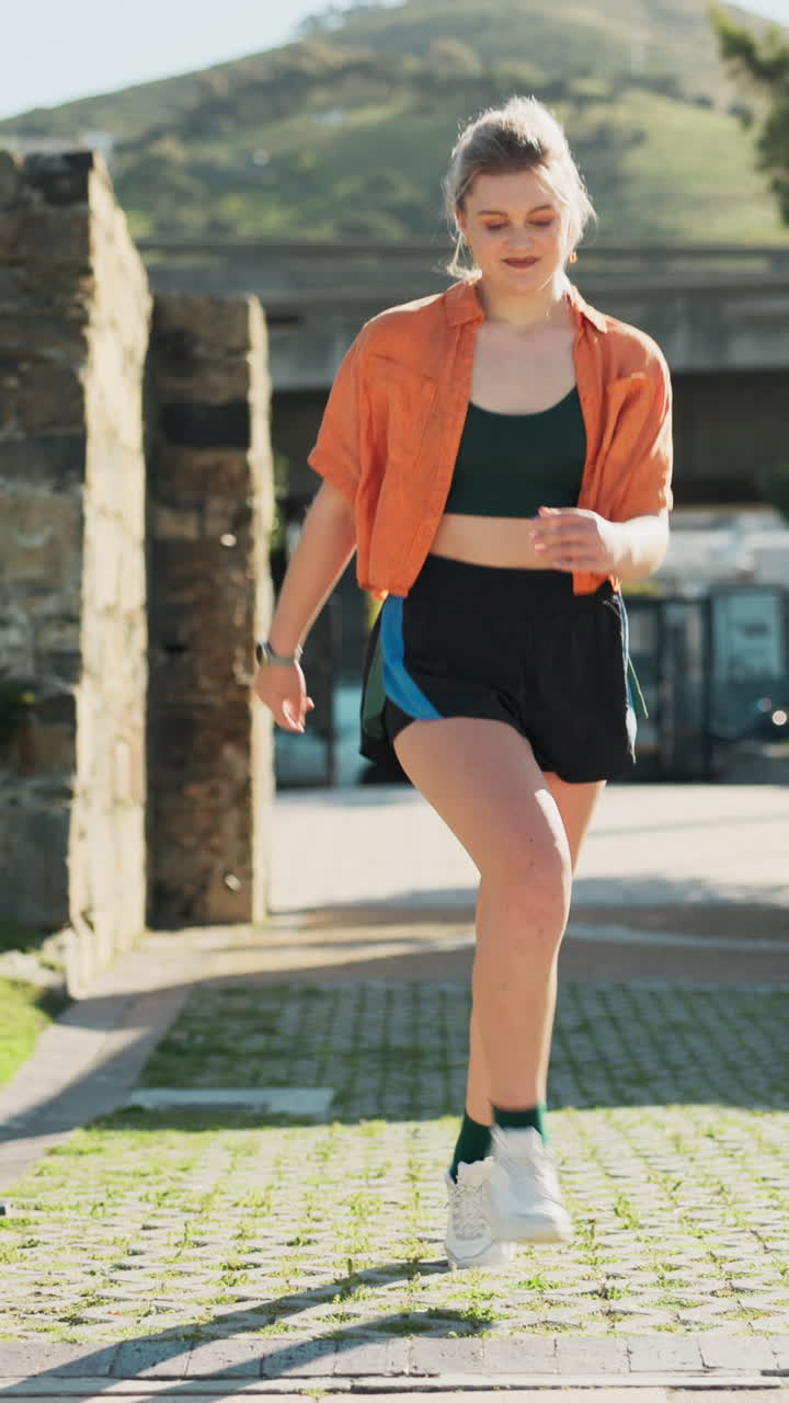 danza, libertad y una mujer caminando al aire libre