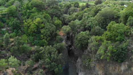 dolly aéreo de 4k en: dron volando sobre las gargantas de alcantara, un impresionante canal de columnas de lava erosionadas naturalmente en barrancos, cañones y cuevas